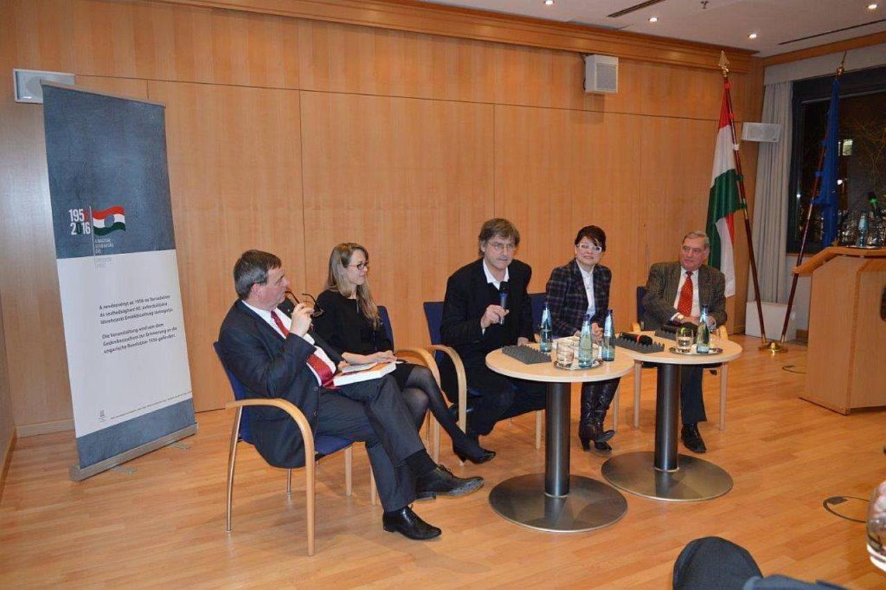 Diskussionsveranstaltung: Zwischen Kulturen und politischen Systemen Diskussionsveranstaltung: Zwischen Kulturen und politischen Systemen