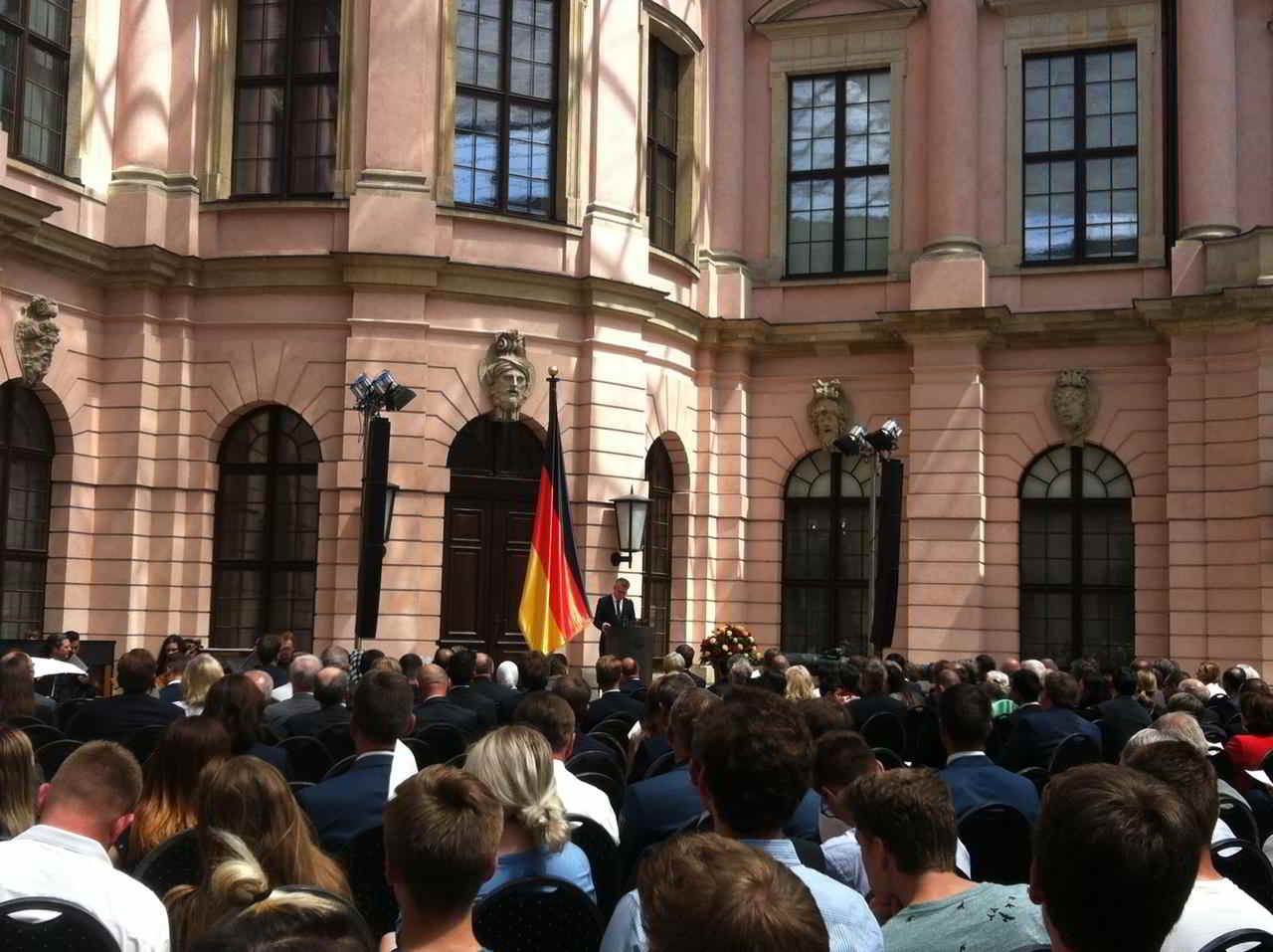 Teilnehmer der AGDM-Jahrestagung beim Gedenktag für die Opfer von Flucht und Vertreibung Teilnehmer der AGDM-Jahrestagung beim Gedenktag für die Opfer von Flucht und Vertreibung