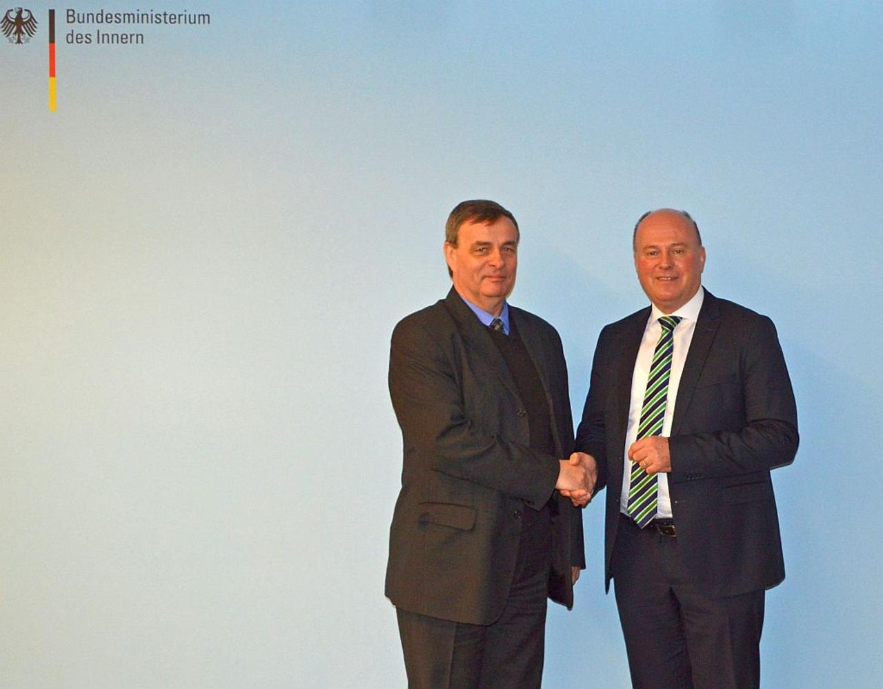 Antrittsbesuch des neuen AGDM-Sprechers Bernard Gaida bei Bundesbeauftragtem Koschyk Antrittsbesuch des neuen AGDM-Sprechers Bernard Gaida bei Bundesbeauftragtem Koschyk