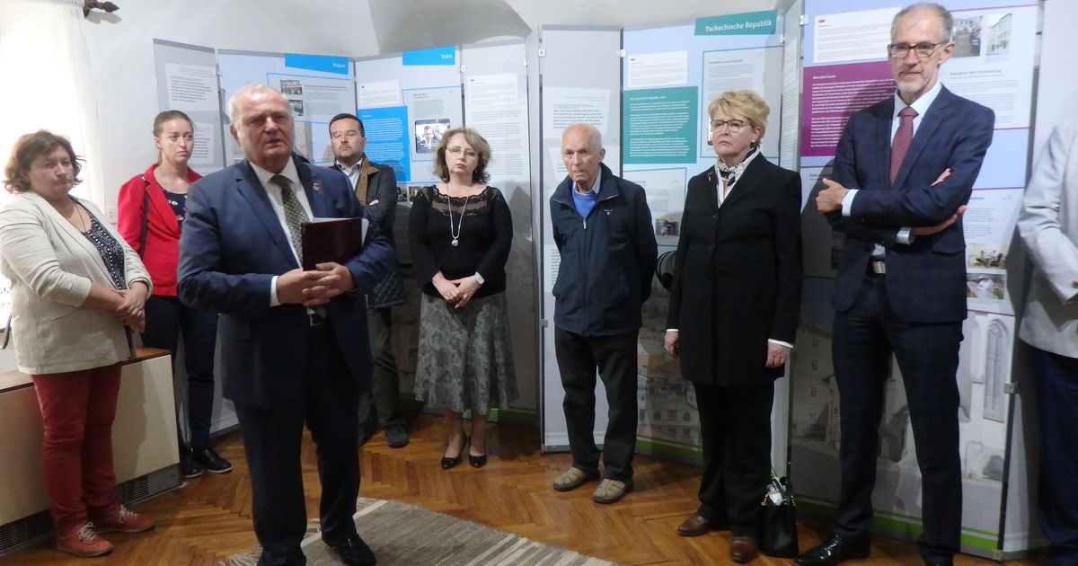 AGDM-Wanderausstellung IN ZWEI WELTEN eröffnete in Kesmark (SK) AGDM-Wanderausstellung IN ZWEI WELTEN eröffnete in Kesmark (SK)