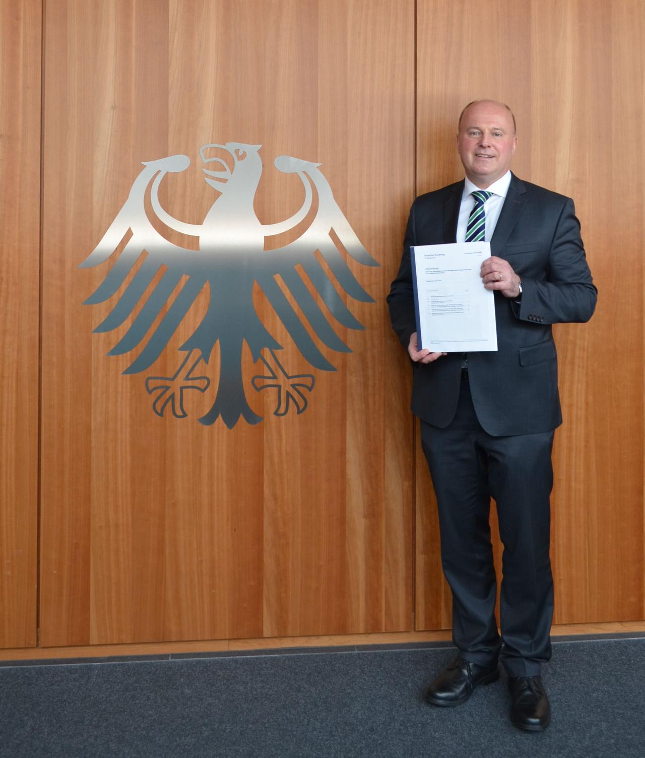 Tätigkeitsbericht 2016 des Beauftragten der Bundesregierung für Aussiedlerfragen und nationale Minderheiten, Hartmut Koschyk MdB Tätigkeitsbericht 2016 des Beauftragten der Bundesregierung für Aussiedlerfragen und nationale Minderheiten, Hartmut Koschyk MdB