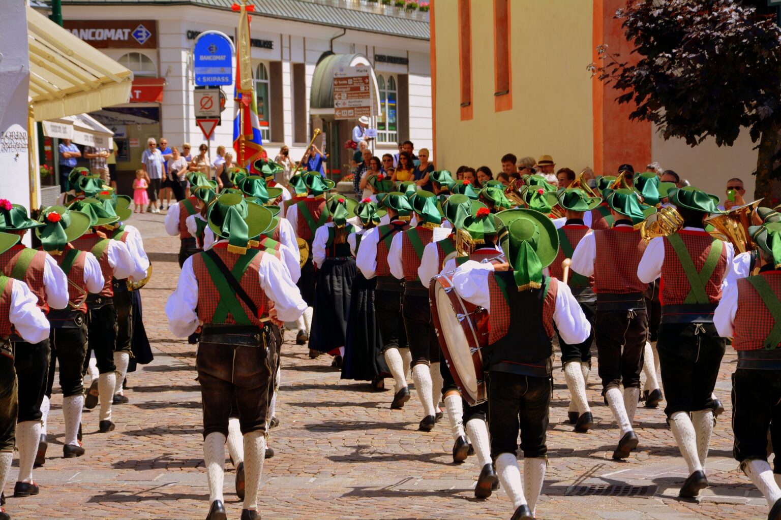 Südtirol und seine Minderheitenrechte innerhalb Italiens Südtirol und seine Minderheitenrechte innerhalb Italiens