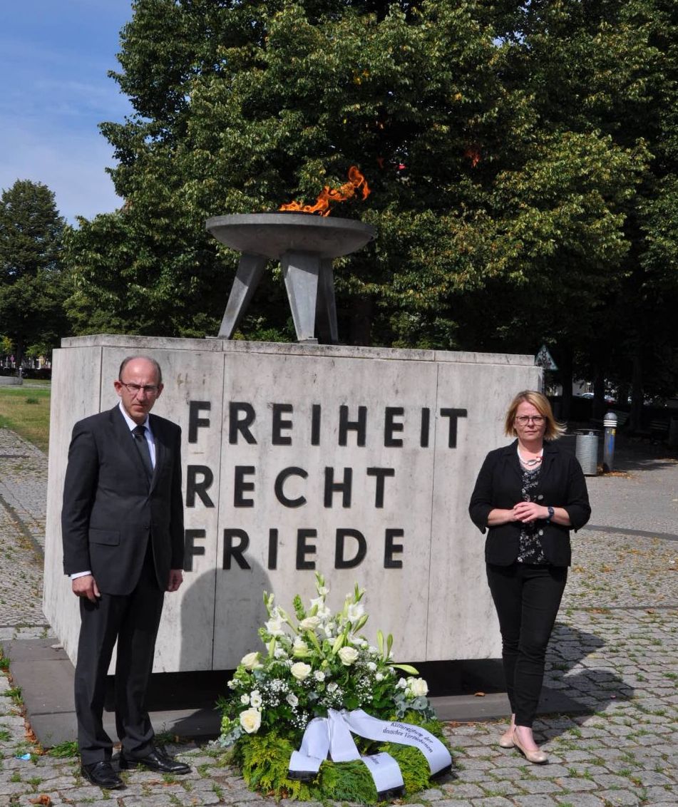 Gemeinsames Gedenken der AGDM und Kulturstiftung: 70 Jahre Charta der deutschen Heimatvertriebenen Gemeinsames Gedenken der AGDM und Kulturstiftung: 70 Jahre Charta der deutschen Heimatvertriebenen