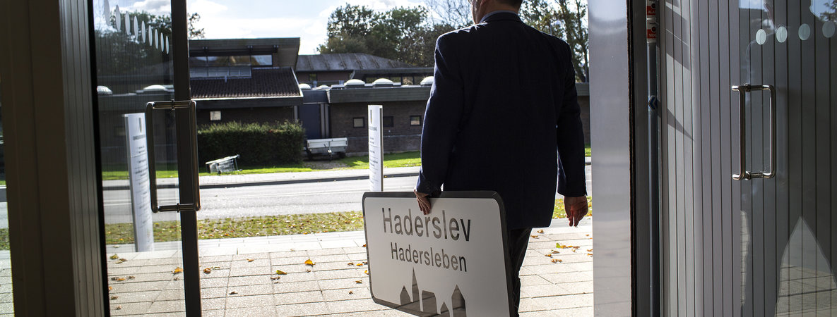 Mehrsprachige Ortsschilder: Das sind die Argumente dafür und dagegen Mehrsprachige Ortsschilder: Das sind die Argumente dafür und dagegen
