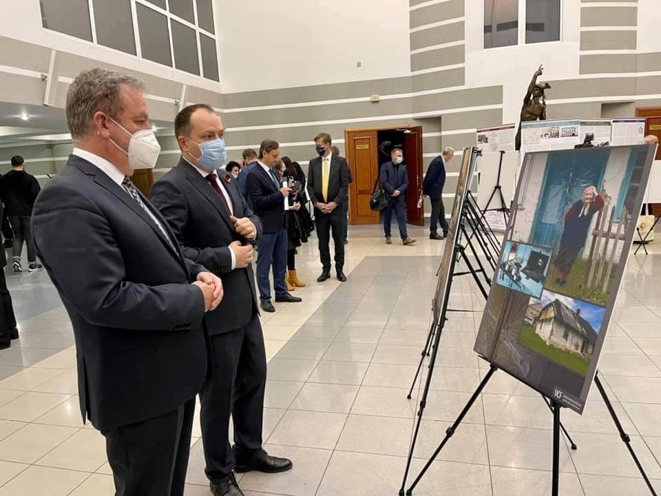 Beauftragter Fabritius besuchte die Fotoausstellung „Virtuelles Museum der Galiziendeutschen“ Beauftragter Fabritius besuchte die Fotoausstellung „Virtuelles Museum der Galiziendeutschen“