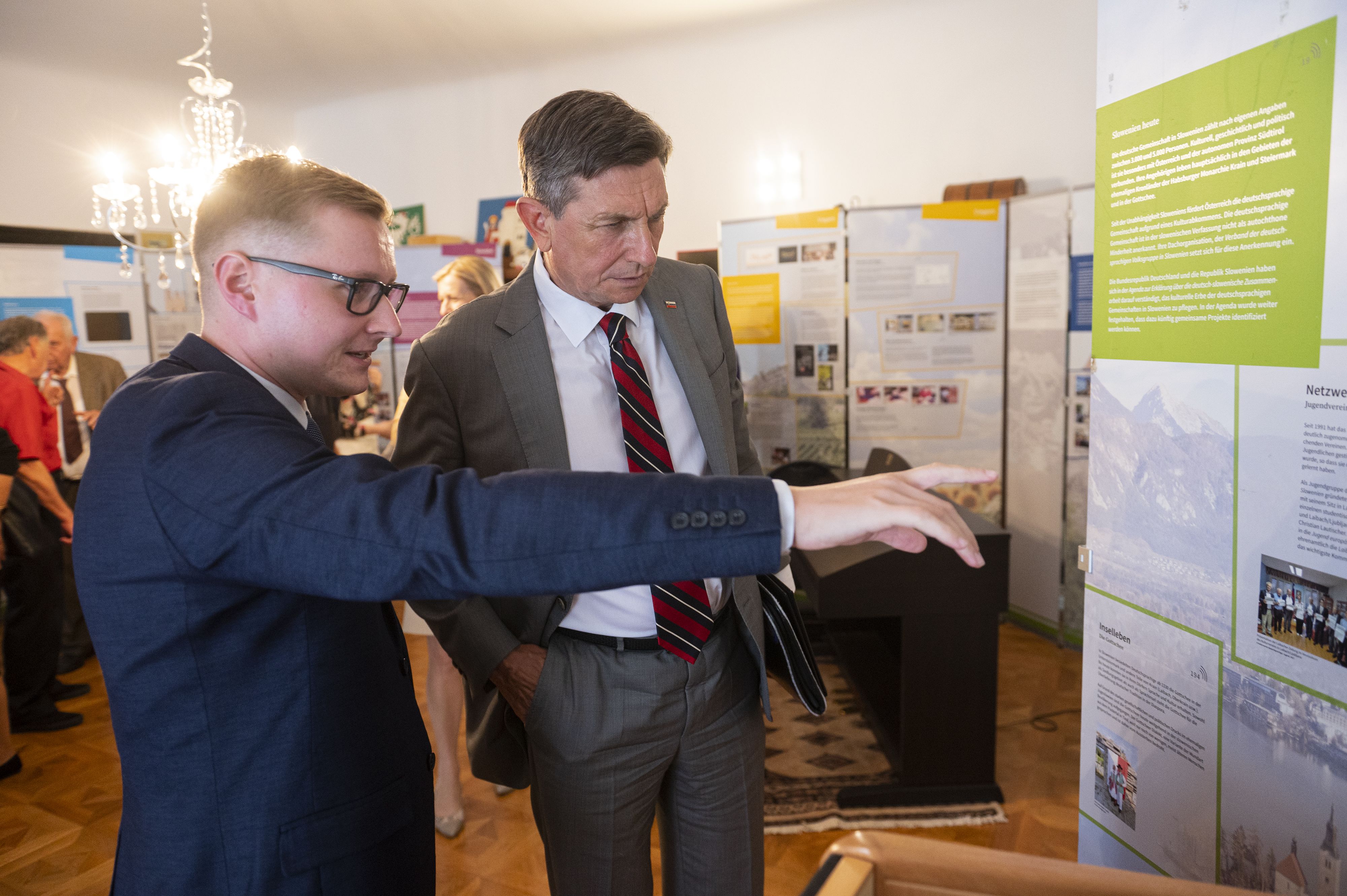 Der slowenische Staatspräsident Borut Pahor besuchte die deutschsprachige Volksgruppe in Slowenien und die AGDM Wanderausstellung Der slowenische Staatspräsident Borut Pahor besuchte die deutschsprachige Volksgruppe in Slowenien und die AGDM Wanderausstellung