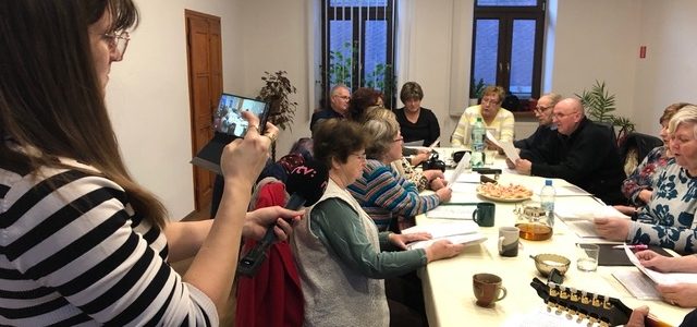 Obwohl Patrik Lompart vollbeschäftigt als Lehrer an einer Grundschule arbeitet, repräsentiert er ehrenamtlich die Karpatendeutschen. Er ist Vorsitzender der KDJ und dazu noch als Jugendkoordinator bei der AGDM tätig. Wir haben mit dem 31-Jährigen über sei Obwohl Patrik Lompart vollbeschäftigt als Lehrer an einer Grundschule arbeitet, repräsentiert er ehrenamtlich die Karpatendeutschen. Er ist Vorsitzender der KDJ und dazu noch als Jugendkoordinator bei der AGDM tätig. Wir haben mit dem 31-Jährigen über sei